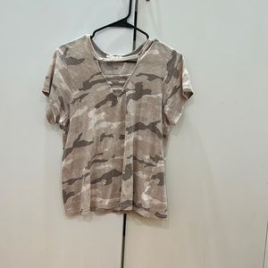 Women’s express camo tee. Size XS but fits S-M.